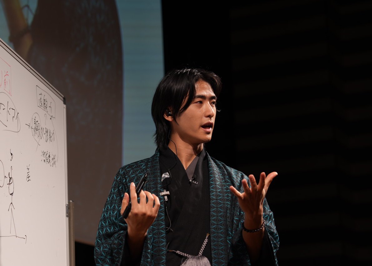 ホワイトボードの前で講義する代表取締役 中村駿也