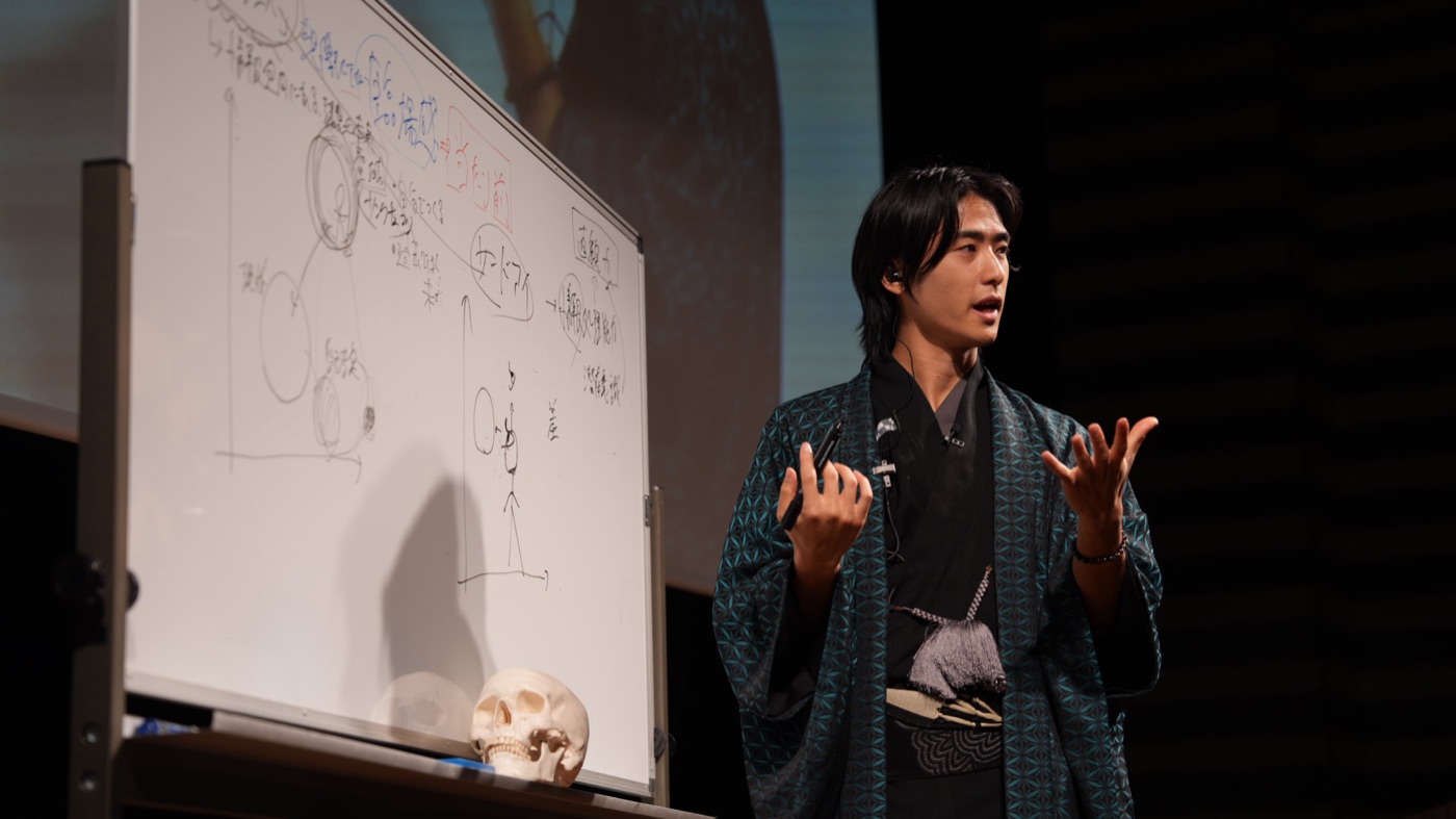 ホワイトボードの前で講義する代表取締役 中村駿也